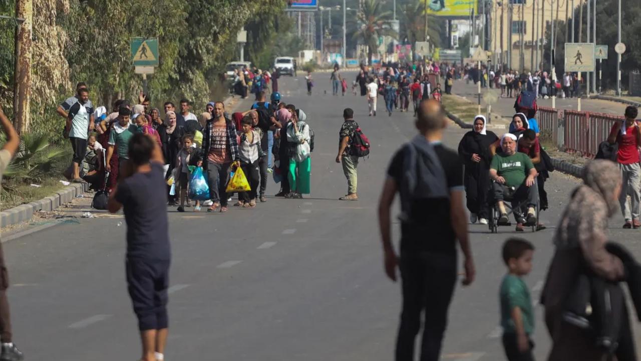 Di tengah serangan udara yang sampai detik ini masih terus menghujani Gaza, militer Israel  berencana akan melancarkan serangan darat. Situasi ini membuat warga Palestina memutuskan untuk mengungsi meninggalkan kota Gaza ke wilayah selatan.
