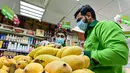 Direktur Pelaksana Pakistan Supermarket Dubai Jhanzeb Yaseen memeriksa mangga sebelum pengiriman di Dubai, Uni Emirat Arab, Kamis (2/7/2020). Supermarket tersebut mengantarkan pesanan mangga untuk minimal pesanan sekitar USD 27. (CACACE GIUSEPPE/AFP)