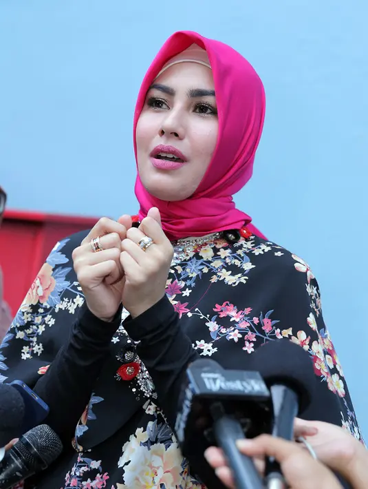 Dengan penampilan barunya tampil berhijab, Kartika Putri juga siap kehilangan pekerjaan. Dengan keputusannya tersebut, ia menyerahkan sepenuhnya pada Tuhan terkait rezekinya. (Deki Prayoga/Bintang.com)