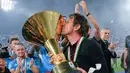 Pelatih Napoli, Antonio Conte, mencium trofi Serie A saat selebrasi juara Liga Italia musim 2024/2025 di Stadion Diego Armando Maradona, Sabtu (24/5/2025). (AP Photo/Gregorio Borgia)