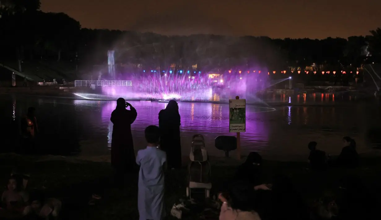 Warga menghadiri festival cahaya Noor Riyadh yang diadakan di Taman Al-Salam, Riyadh, Arab Saudi, 3 November 2022. Lebih dari 190 karya seni dipamerkan di ruang publik Riyadh selama festival cahaya Noor Riyadh, termasuk instalasi monumental dan interaktif serta patung-patung. (Fayez Nureldine/AFP)