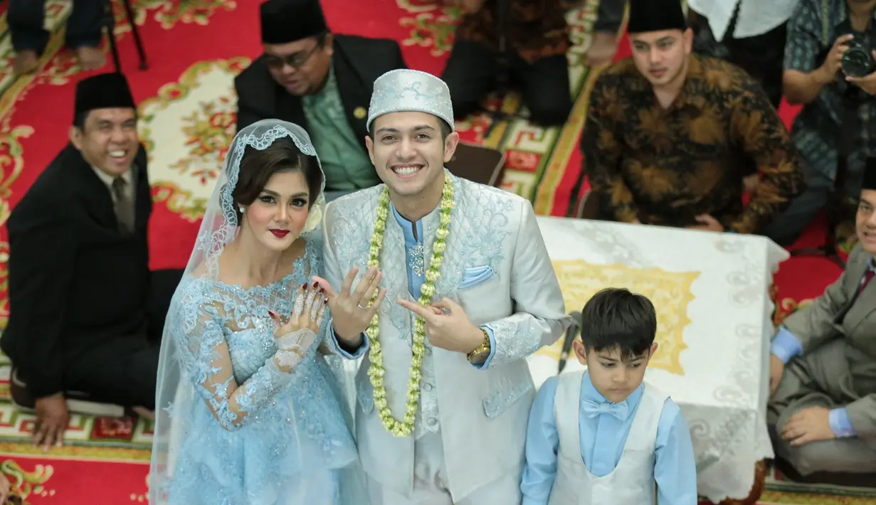 Rifky Balweel dan Biby Alrean, kini sudah resmi menajdi pasangan suami-istri. Itu artinya, Rifky kini juga sudah resmi melepas status dudanya dengan menjadi suami dari Biby. (Adrian Putra/Bintang.com)