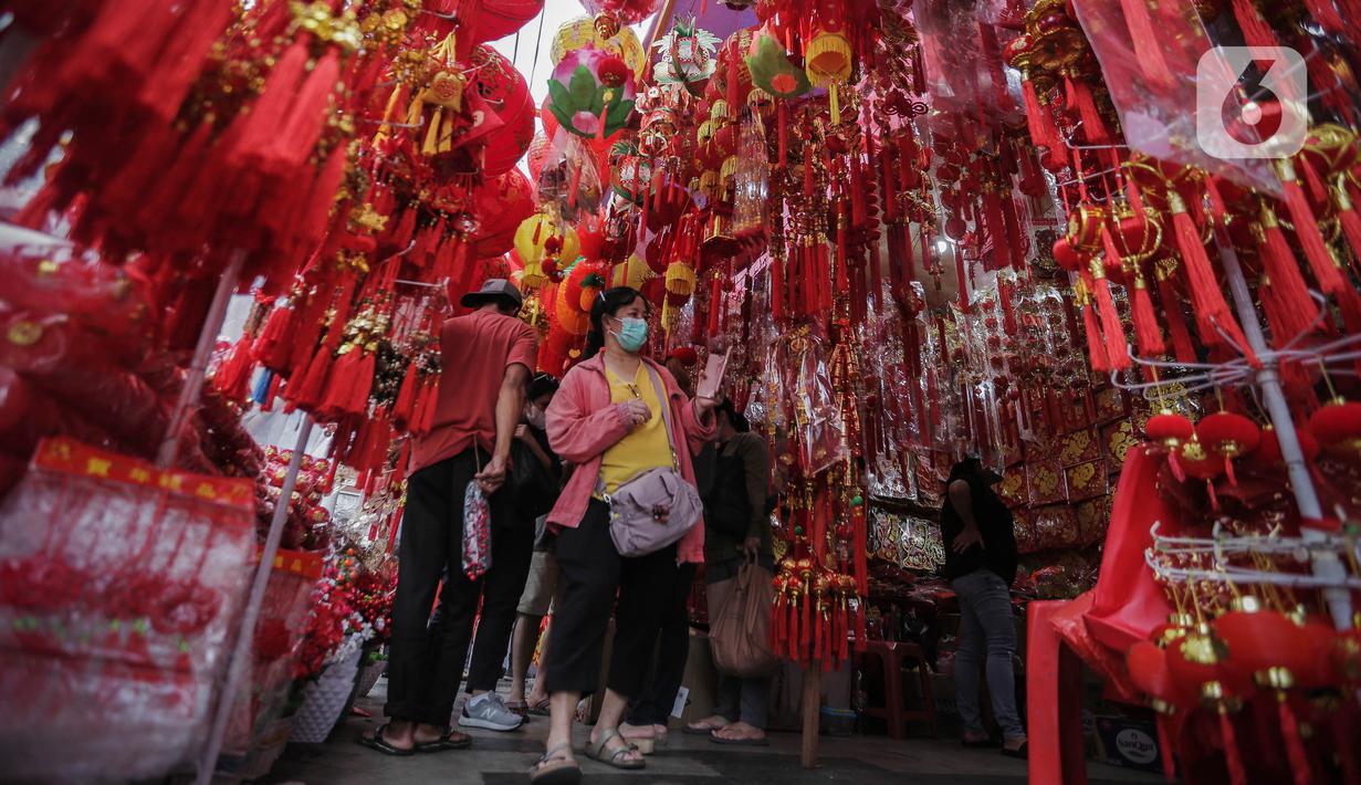 Mereka memburu pernak-pernik Imlek seperti hiasan, lampu lampion, angpao, barongsai, hio, dupa, hingga lilin naga. (Liputan6.com/Angga Yuniar)
