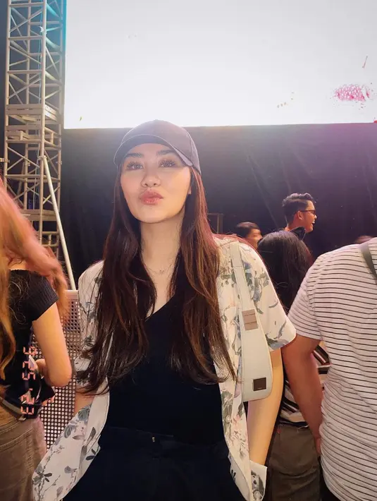 Aaliyah Massaid juga baru saja mengunggah potret dirinya menonton konser Pesta Pora. Tampilan kasual yang chic, Aaliyah mengenakan atasan dan celana hitam, ditumpuknya dengan kemeja putih bermotif yang kancingnya dibuka, serta topi sebagai penyempurna keseluruhan tampilannya ini. [Foto: Instagram/aaliyah.massaid]