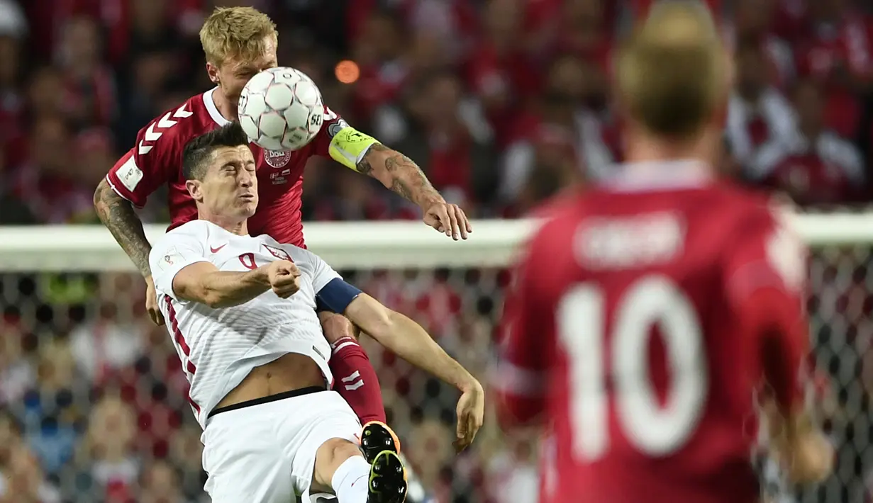 Robert Lewandowski (bawah) saat melawan Denmark pada laga Group E Kualifikasi Piala Dunia 2018 di Parken stadium, Copenhagen, Denmark (1/9/2017). Lewandowski telah mencetak 11 gol bagi Polandia. (Jens Dresling/Polfoto via AP)
