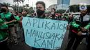 Pengemudi ojek online yang tergabung dalam Koalisi Ojol Nasional menggelar aksi di depan Gedung DPR RI, Jakarta, Senin (29/8/2022). Ratusan pengemudi ojek online tersebut menuntut beberapa hal di antaranya payung hukum dan legalitas profesi ojek online serta revisi potongan komisi pendapatan mitra. (Liputan6.com/Faizal Fanani)