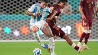 Gelandang Argentina Enzo Fernandez dan gelandang Venezuela Telasco Segovia berebut bola dalam laga persahabatan internasional di Miami Gardens, Florida, 8 Oktober 2025. (AP Photo/Rebecca Blackwell)