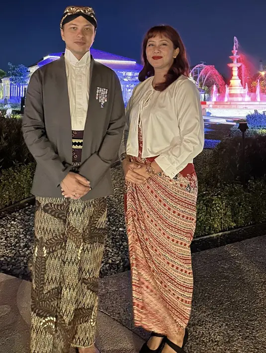 Berbeda dengan gaya lainnya, pilihan beskap terbuka menjadikan pesonanya semakin gagah. [Foto: Instagram/ Nicholas Saputra]