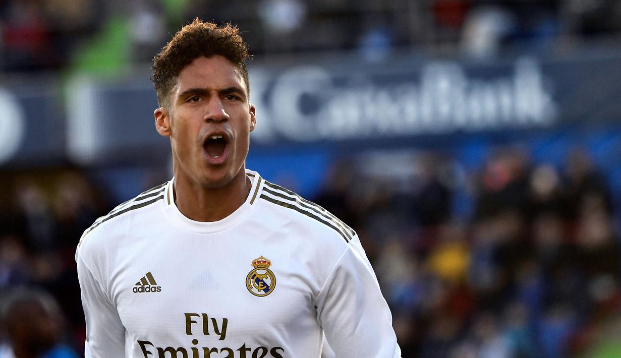 4. Raphael Varane (Real Madrid) - Pemain berusia 27 tahun ini tampil apik dan membawa Real Madrid meraih trofi juara Liga Spanyol musim ini. Bersama Sergio Ramos, Raphael Varane menjadi duet tangguh di lini pertahanan Real Madrid. (AFP/Oscar Del Pozo)