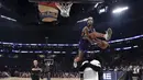 Aksi Bintang Phoenix Suns, Derrick Jones Jr. melompat melewati salah satu maskot pada kontes slam dunk NBA All-Star Saturday Night di New Orleans, (18/2/2017). (Ronald Martinez/Pool via AP)