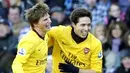 Dua pemain Arsenal Andrey Arshavin (kiri) dan Samir Nasri masing-masing menyumbang satu gol pada kemenangan 4-2 atas Aston Villa dalam partai Liga Premier di Villa Park, 27 November 2010. AFP PHOTO/OLLY GREENWOOD