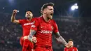 Namun, mereka mampu mengembalikan kedudukan menjadi 3-1 atau agregat 4-3 melalui gol Lukas Kubler (19', 72') dan Johan Manzambi (41') serta sukses memanfaatkan keunggulan pemain setelah tim tamu kehilangan satu pemain akibat kartu merah pada menit keenam. (AP Photo/DPA/Philipp von Ditfurth)