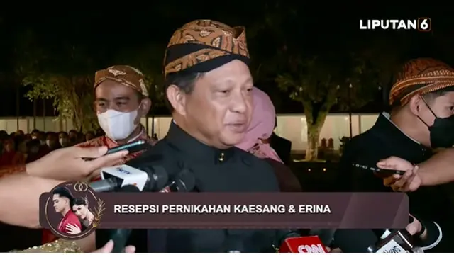 Menteri Dalam Negeri (Mendagri) Tito Karnavian menghadiri gelaran resepsi pernikahan putra bungsu Presiden Joko Widodo atau Jokowi, Kaesang Pangarep dan Erina Gudino di Pura Mangkunegaran, Minggu (11/12/2022) malam.