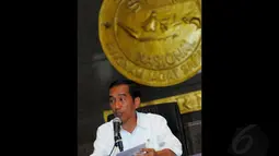 Presiden RI, Joko Widodo memberikan sejumlah keterangan terkait hilang kontaknya pesawat AirAsia QZ8501 di kantor pusat Badan SAR Nasional di Jakarta, Senin (29/12/2014). (Liputan6.com/Faisal R Syam)
