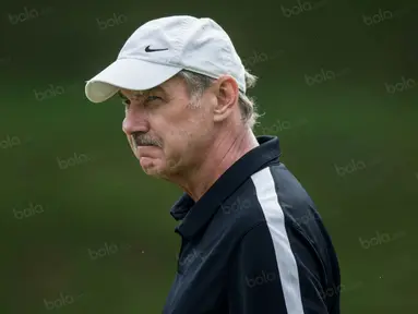 Pelatih Timnas Indonesia, Alfred Riedl, memimpin latihan anak asuhnya di Lapangan SPH Sentul, Jawa Barat, Kamis (1/12/2016). Timnas akan menghadapi Vietnam pada babak semifinal Piala AFF. (Bola.com/Vitalis Yogi Trisna)
