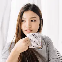 ilustrasi perempuan minum teh/KaptureHouse/Shutterstock