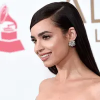 Sofia Carson berpose di karpet merah saat menghadiri Latin Recording Academy Person of the Year Gala 2017 di Mandalay Bay Convention Center di Las Vegas, AS (15/11). (Photo by Chris Pizzello/Invision/AP)