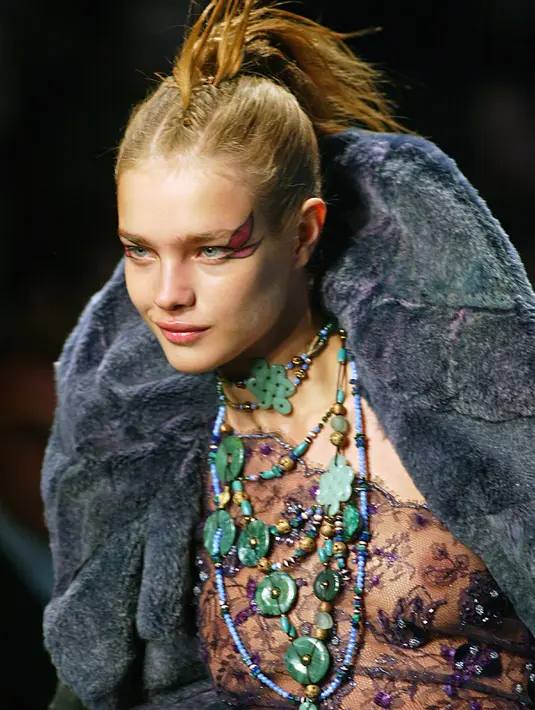 Model Rusia, Natalia Vodianova memakai busana karya Emanuel Ungaro, Paris (10/7/2002). Vodianova lahir di Uni Soviet. Ia tumbuh hanya dengan ibu karena ayahnya memutuskan pergi meninggalkan keluarga. (AFP Photo/Jean-Pierre Muller)