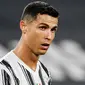 Striker Juventus, Cristiano Ronaldo, tampak Frustrasi usai ditaklukkan AC Milan pada laga Liga Italia di Stadion Allianz, Senin (10/5/2021). AC Milan menang dengan skor 3-0. (AFP/ Isabella Bonotto)