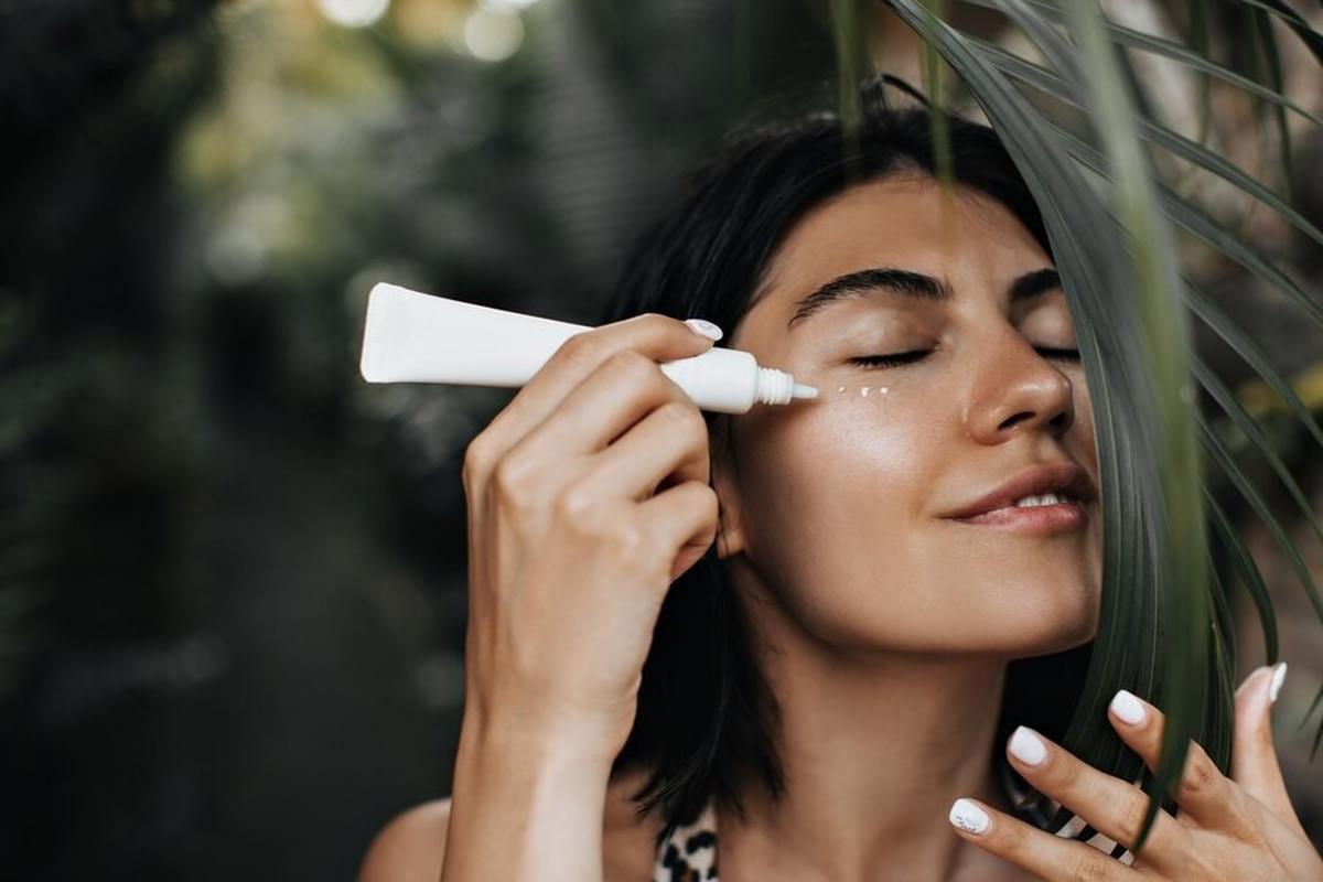 Ilustrasi Pakai Sunscreen
