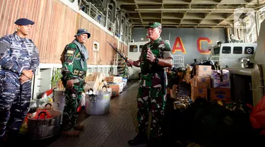 Panglima Komando Gabungan Wilayah Pertahanan (Pangkogabwilhan) I Laksamana Madya TNI Yudo Margono (kanan) mengecek kesiapan personel TNI usai Upacara Satgas Bantuan Kemanusiaan WNI di Pulau Sebaru, di Mako Kolinlamil, Jakarta, Rabu (26/2/2020). (merdeka.com/Imam Buhori)