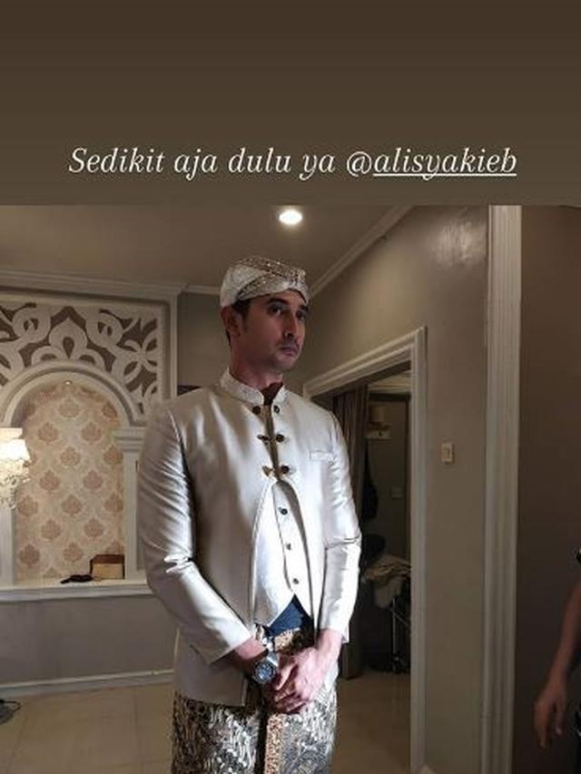 Momen Ali Syakieb Fitting Baju Pengantin
