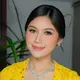 Tampil dalam balutan kebaya kuning cerah, Erina menghadirkan interpretasi modern dari busana tradisional yang sarat makna, sekaligus mencerminkan semangat perempuan Indonesia yang anggun dan berdaya. [@erinagudono].