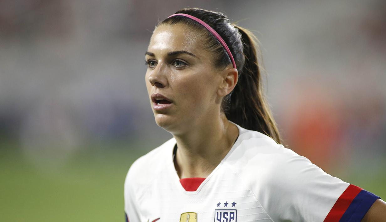 Penyerang Timnas Amerika Serikat, Alex Morgan, memperhatikan rekannya saat menghadapi timnas Belgia di California Stadium pada 7 April 2019. (AFP/Katharine Lotze/Getty Images)