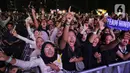 Puluhan ribu penonton ikut bernyanyi bersama Hindia, menciptakan paduan suara yang menggema di area konser KapanLagi Buka Bareng BRI Festival 2025. (Liputan6.com/Angga Yuniar)