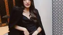 Inspirasi tampilan elegan untuk ke pesta ala Anissa Aziza dengan padu padan drapery dress dan blazer serba hitam. Ia melengkapi gayanya dengan chain belt. [@anissaaziza]