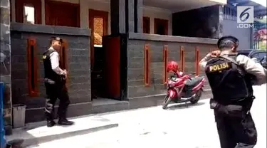 Penyidik KPK, Senin siang, menggeledah kantor Dinas Pekerjaan Umum-Perumahan Rakyat dan rumah seorang kontraktor, di Kota Tegal, Jawa Tengah