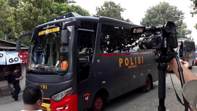 Iring-iringan bus pengangkut napi teroris yang dipindah dari Mako Brimob ke Nusakambangan tiba dengan pengawalan ketat. (Foto: Liputan6.com/Muhamad Ridlo)