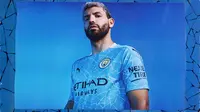 Penyerang Manchester City, Sergio Aguero, berpose dengan jersey kandang baru untuk musim 2020-2021 yang dikenalkan ke publik pada Kamis (16/7/2020). (Bola.com/Dok. Manchester City)