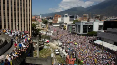Puluhan ribu demonstran antipemerintah menuntut pengunduran diri Presiden Venezuela Nicolas Maduro di Caracas, Venezuela, Sabtu (2/2). Krisis kekuasaan internal di Venezuela tengah mencapai titik terpanasnya. (AP Photo/Juan Carlos Hernandez)
