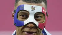 Kylian Mbappe bakal menggunakan topeng untuk melindungi wajah saat membela Prancis lawan Belanda pada laga kedua grup D pada Sabtu (22/6/2024) (AP)
