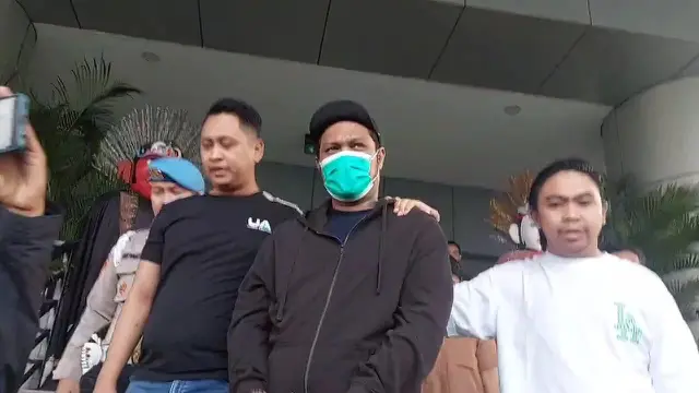 Virgoun digiring polisi keluar dari Gedung Utama Polres Metro Jakarta Barat, Jumat (21/6/2024).