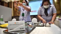 Perawat menyiapkan suntikan vaksin COVID-19 CoronaVac dari Sinovac di Institut Penyakit Menular Bamrasnaradura di Bangkok, Minggu (28/2/2021). Pekan ini, Thailand menerima 200.000 dosis pertama vaksin Sinovac dari China dan 117.00 dosis impor vaksin AstraZeneca. (Lillian SUWANRUMPHA/AFP)