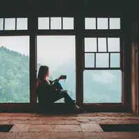Interaksi sosial yang berlangsung terlalu lama atau terlalu ramai dapat menguras energi seorang introvert lebih cepat. (Foto/dok: Pexels/Ferhan Özbek)