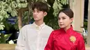 <p>Rossa dan Rizky pun bahkan lebih mirip adik kakak. Saat itu, Rossa mengenakan kebaya janggan warna merah dipadukan bros keemasan dan bawahan kain batik. Serta Rizky tampil berkemeja. [@itsrossa910]</p>