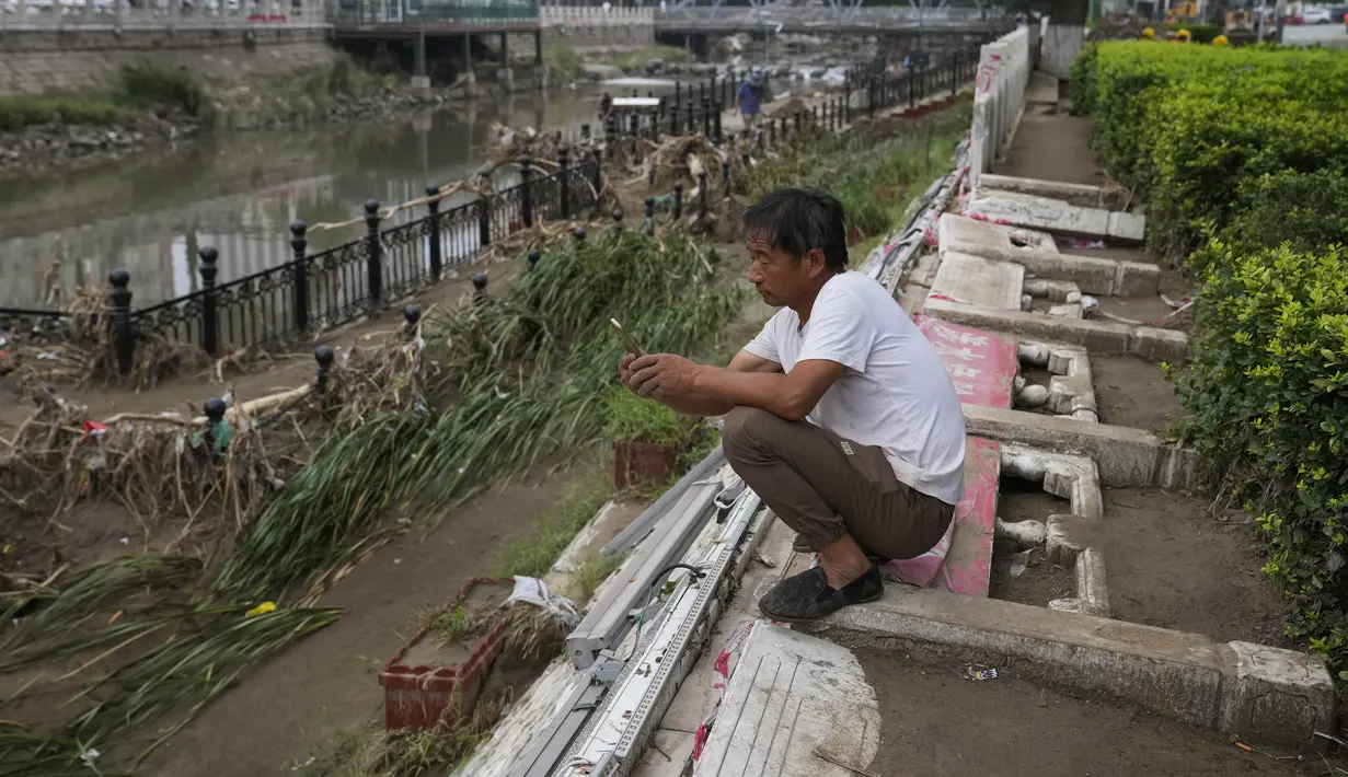 Bagian lain China juga mengalami banjir besar, sebagian dari dampak Topan Doksuri selama akhir pekan, menyebabkan puluhan orang tewas dan hilang. (AP Photo/Andy Wong)