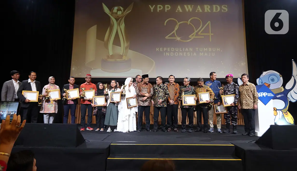 Menteri Sosial, Saifullah Yusuf (tengah) berbincang dengan Ketua Umum Yayasan Pundi Amal Peduli Kasih, Komjen Pol (Purn) Imam Sudjarwo usai berfoto bersama dengan peraih penghargaan YPP Award 2024 di Jakarta, Jumat (15/11/2024). (Liputan6.com/Helmi Fithriansyah)