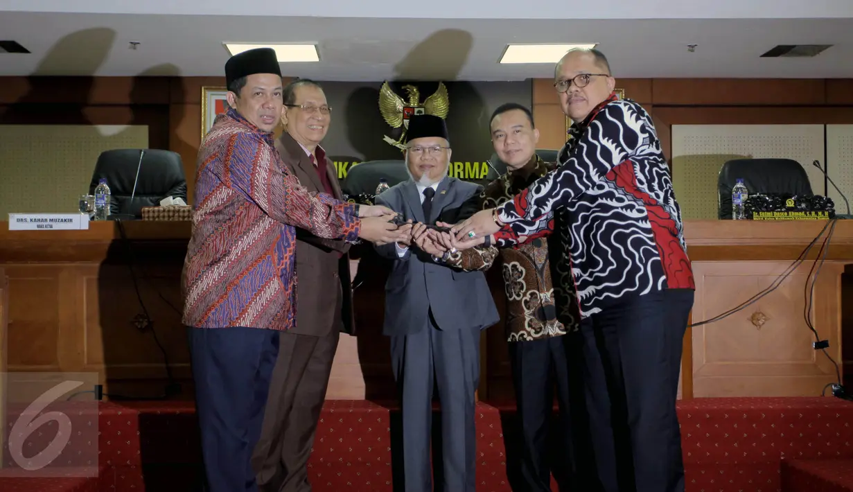 Ketua MKD DPR RI Surahmah Hidayat (tengah) bersama Wakil Ketua MKD baru dari F-Golkar Kahar Muzakir (kedua kiri) usai pelantikan Kahar yang menggantikan Hardi Soesilo di Kompleks Parlemen Senayan, Jakarta, Senin (30/11). (Liputan6.com/Johan Tallo)