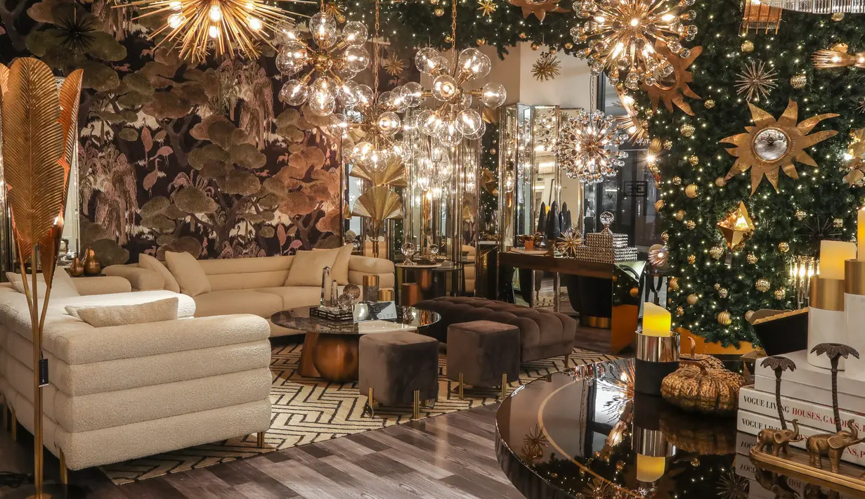 Intepretasi Ronald Humardani ini tidak hanya menjadi tampilan festive bagi window display
Eichholtz store, tetapi juga memberikan inspirasi dan wacana tentang bagaimana koleksi Eichholtz bisa menjadi bagian dari sebuah tatanan seni yang artistic sekaligus fungsional.