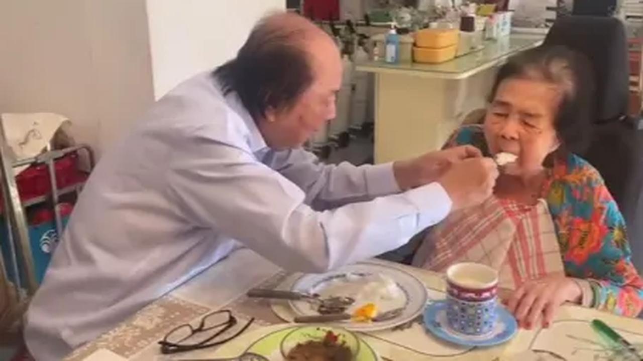 Selesai berpamitan, rupanya tidak lantas membuat Dato Tahir meninggalkan meja makan. Bos Mayapada Group ini terlihat menyuapi sang Ibu makan sebelum bertolak ke IKN. <br>