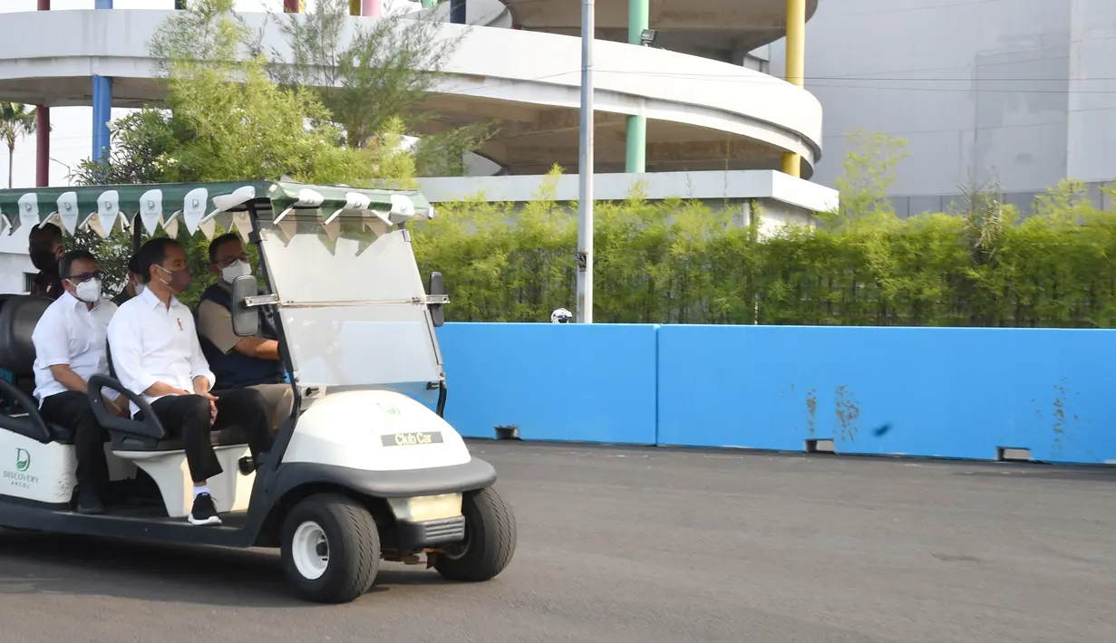 <p>Presiden Joko Widodo bersama Gubernur DKI Jakarta saat meninjau lokasi sirkuit Formula E di Ancol, Jakarta, Senin (25/4/2022). Jokowi meninjau ditemani langsung Gubernur DKI Jakarta Anies Baswedan. (Foto: Rusman - Biro Pers Sekretariat Presiden)</p>