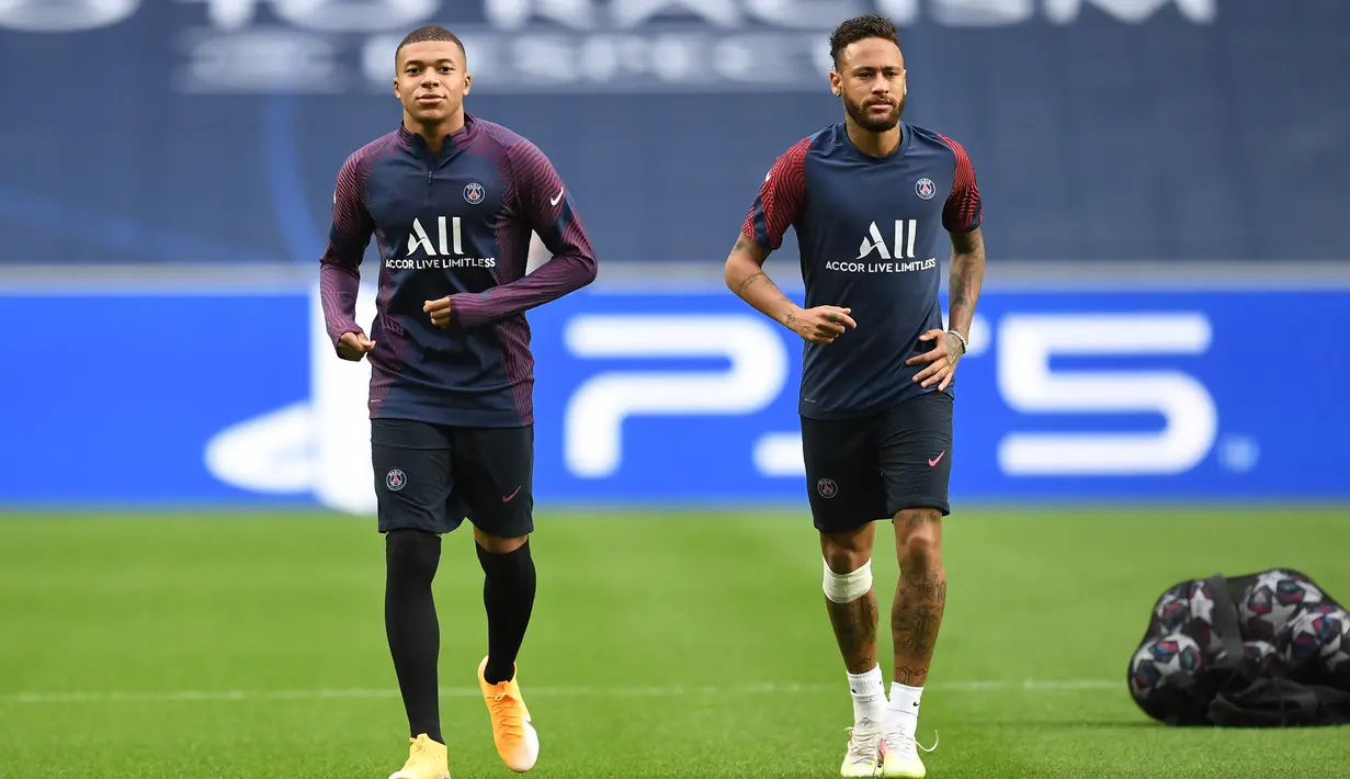 Pemain PSG, Kylian Mbappe dan Neymar, saat mengikuti sesi latihan jelang menghadapi Atalanta pada babak perempat final Liga Champions 2019/2020 di Estadio Da Luz, Kamis (12/8/2020). Mbappe dan Neymar akan menjadi ancaman serius bagi gawang Atalanta. (AFP/David Ramos/pool)