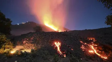 Aliran lava dari Gunung Berapi Pacaya di desa Patrocinio, San Vicente Pacaya, sekitar 60 kilometer selatan kota Guatemala pada Kamis (25/3/2021). Sejak awal Februari 2021 lalu, aktivitas Gunung Pacaya dilaporkan terus aktif. (Johan ORDONEZ / AFP)