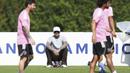 Co-Owner Inter Miami sekaligus mantan pesepak bola, David Beckham melihat langsung latihan dari Lione Messi (kiri) dan timnya menjelang pertandingan pembuka Piala Dunia Antarklub 2025 melawan Al Ahly di Florida Blue Training Center, Florida, Amerika Serikat, Jumat (13/06/2025) waktu setempat. (AP Photo/Lynne Sladky)