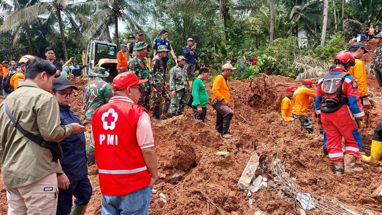 Bencana Longsor di Cilacap, 20 Orang Hilang Masih dalam Pencarian
