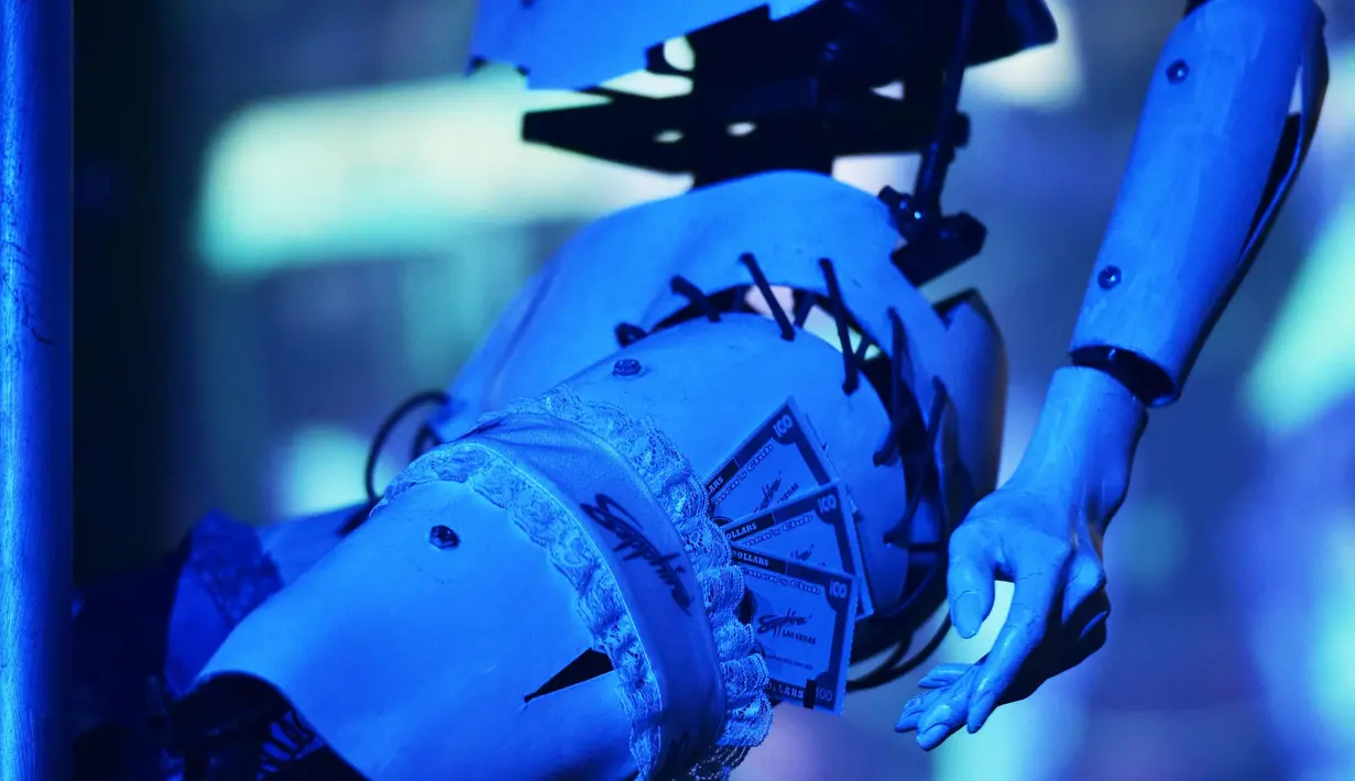Robot menari dengan memakai garter saat tampil di Sapphire Gentlemen's Club di CES 2018 di Las Vegas, AS (8/1). Seperti layaknya manusia, ternyata robot-robot ini bisa menari striptis. (AFP Photo/Mandel Ngan)